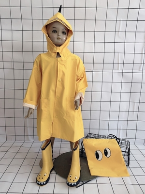 幼稚園と1~3年生の小さな恐竜のための透明な長いレインコート